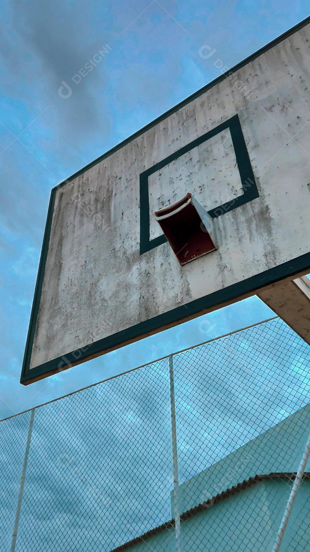 cesta de quadra de basquete quebrada em quadra do bairro