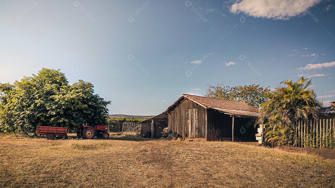 paisagem, cena de fazenda do interior com casa de madeira e trator