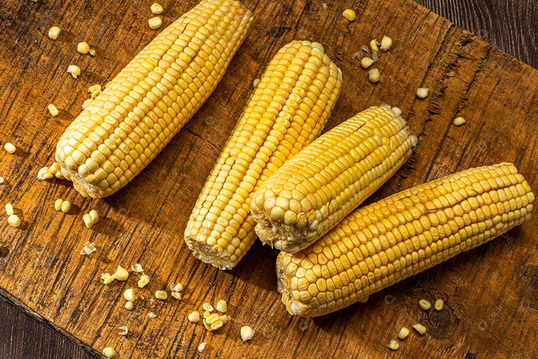 Espiga de milho em fundo de madeira rústica.