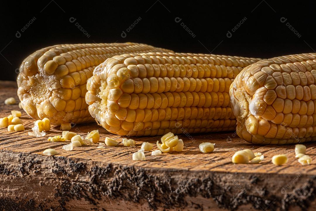 Espiga de milho em fundo de madeira rústica.