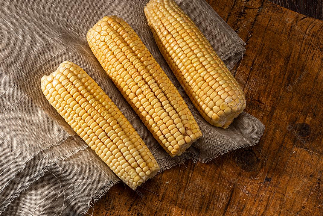 Espiga de milho em fundo de madeira rústica.