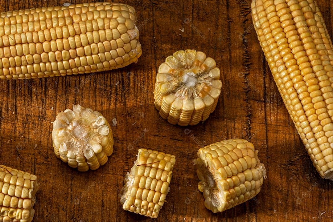 Espiga de milho em fundo de madeira rústica.