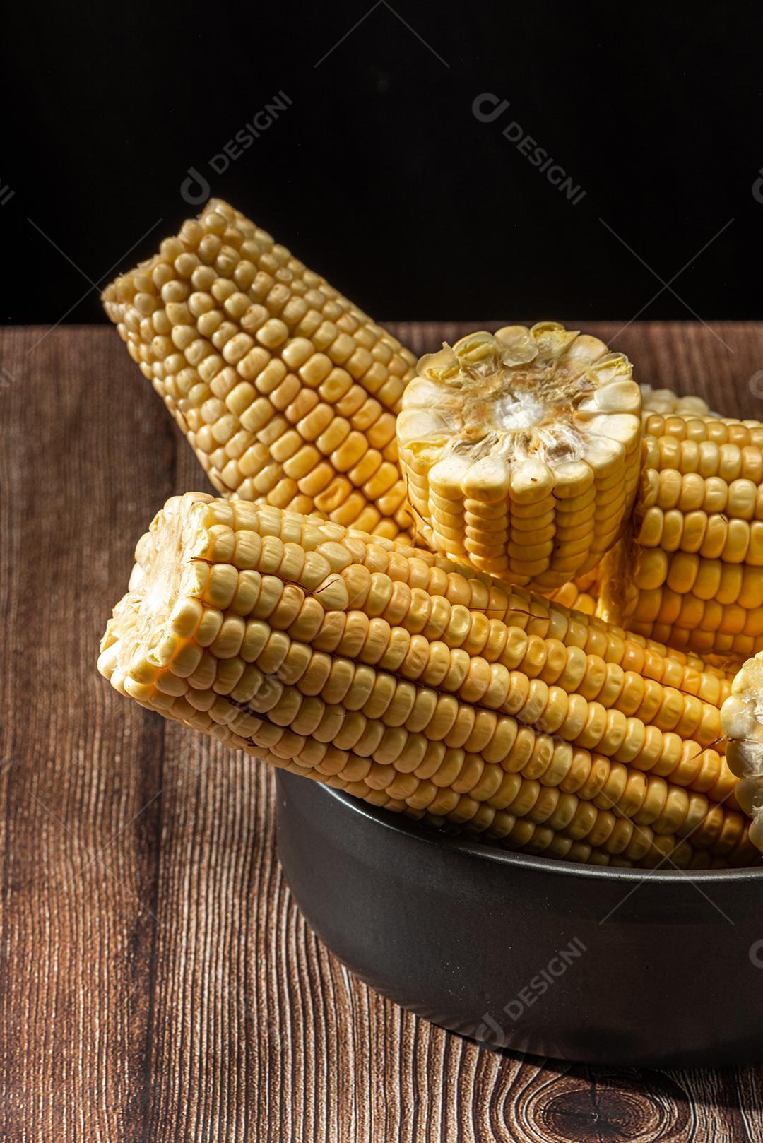 Espiga de milho em fundo de madeira rústica.