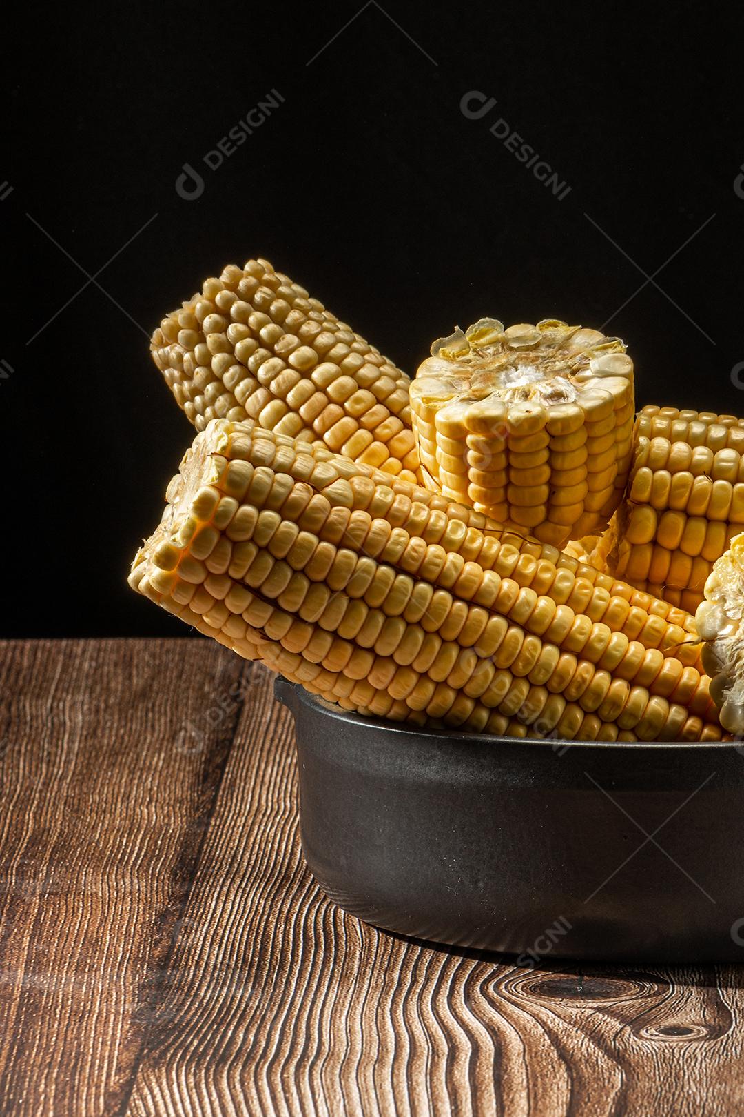 Espiga de milho em fundo de madeira rústica.