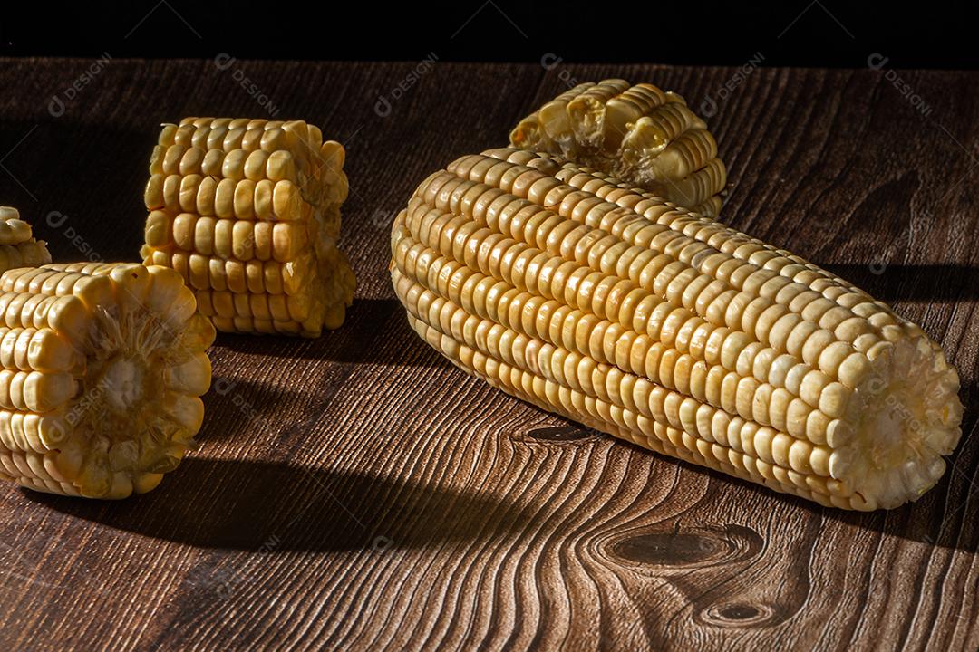 Espiga de milho em fundo de madeira rústica.