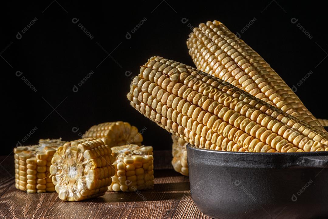 Espiga de milho em fundo de madeira rústica.