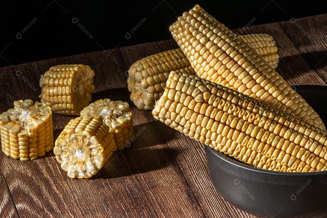Espiga de milho em fundo de madeira rústica.