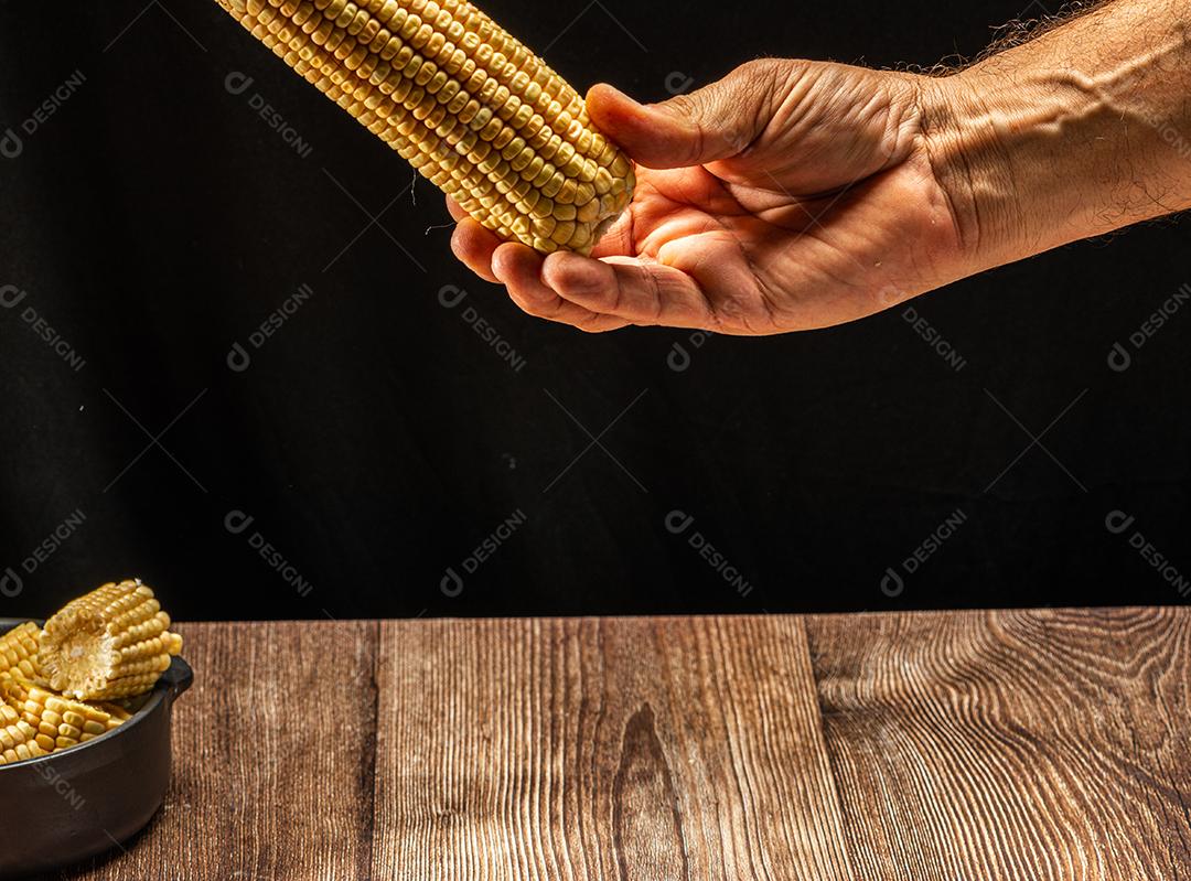 Espiga de milho em fundo de madeira rústica.