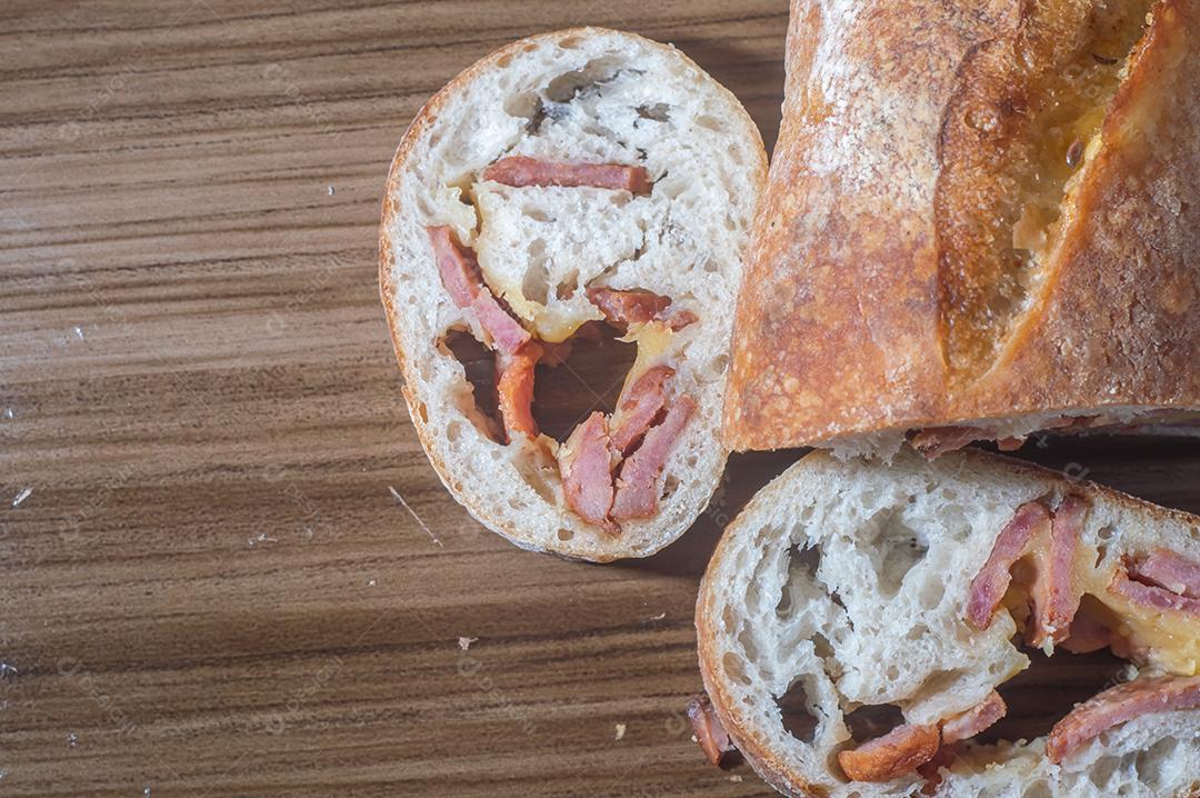 Pão artesanal com fermentação natural recheado com linguiça calabresa Linguiça calabresa e queijo