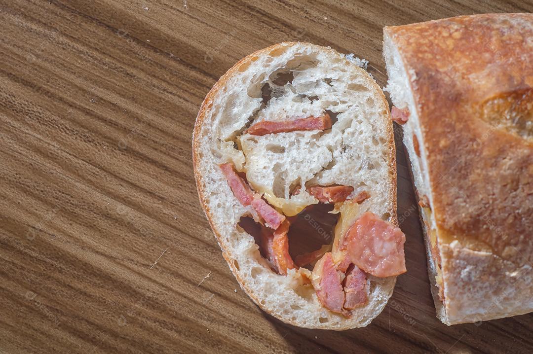 Pão artesanal com fermentação natural recheado com linguiça calabresa Linguiça calabresa e queijo