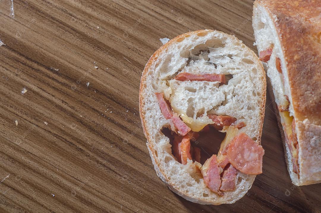 Pão artesanal com fermentação natural recheado com linguiça calabresa Linguiça calabresa e queijo