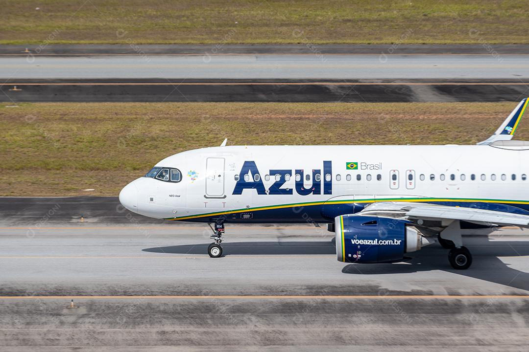 AirBus A320 Blue com piloto acenando na pista do GRU Airport, 17 de julho de 2022, São Paulo, Brasil.