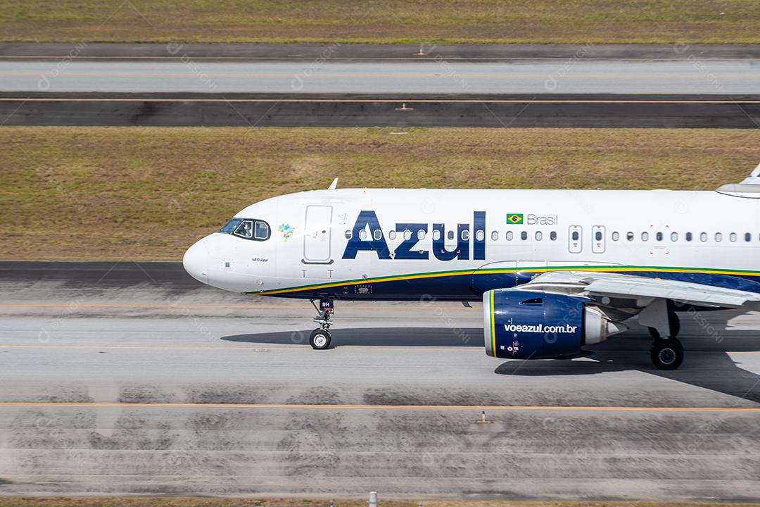 AirBus A320 Blue com piloto acenando na pista do GRU Airport, 17 de julho de 2022, São Paulo, Brasil.