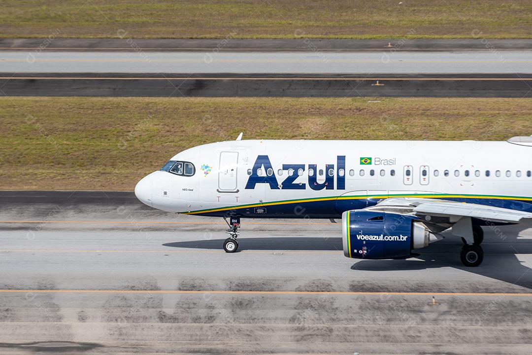 AirBus A320 Blue com piloto acenando na pista do GRU Airport, 17 de julho de 2022, São Paulo, Brasil.