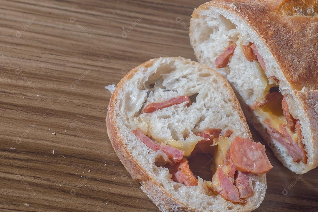 Pão artesanal com fermentação natural recheado com linguiça calabresa Linguiça calabresa e queijo