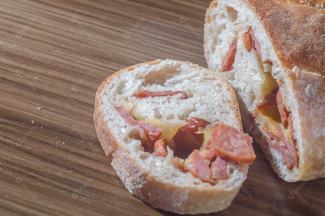 Pão artesanal com fermentação natural recheado com linguiça calabresa Linguiça calabresa e queijo