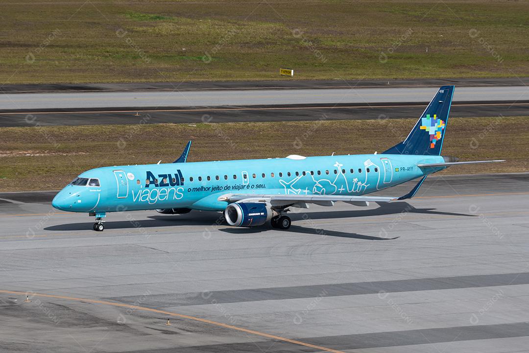 AirBus A320 Blue com piloto acenando na pista do GRU Airport, 17 de julho de 2022, São Paulo, Brasil.