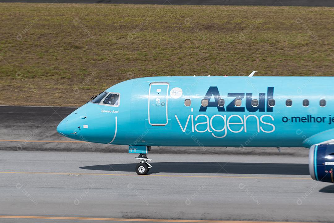 AirBus A320 Blue com piloto acenando na pista do GRU Airport, 17 de julho de 2022, São Paulo, Brasil.