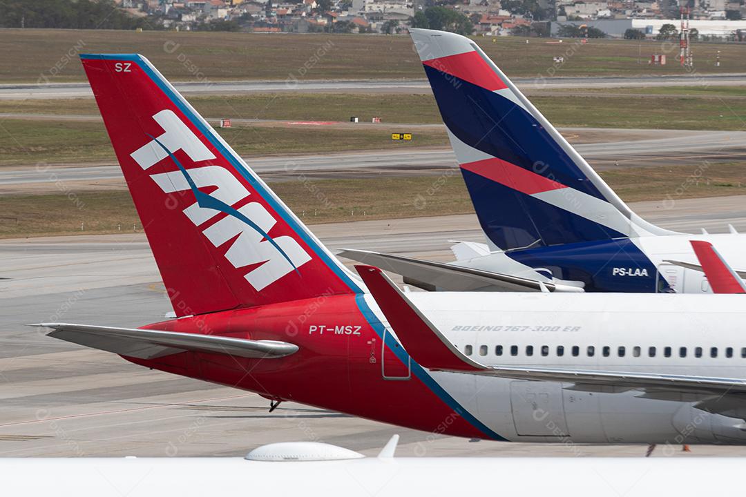 Logotipo da TAM e da Latam na cauda da aeronave no GRU Airport, 17 de julho de 2022, São Paulo, Brasil.