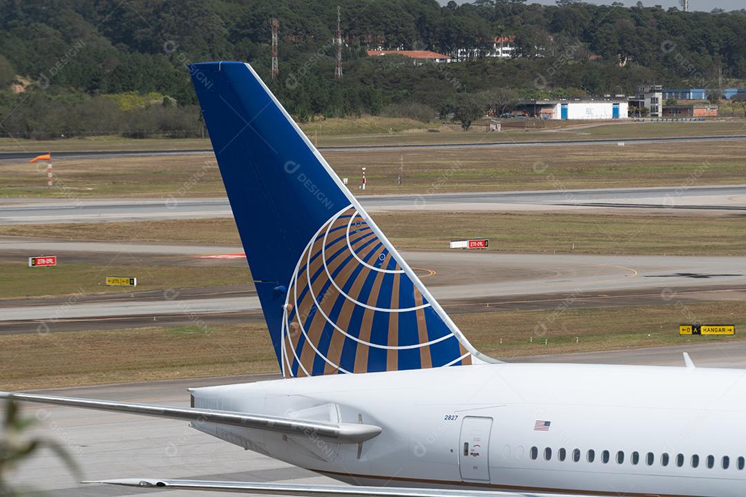 Logotipo da United Airlines na cauda da aeronave no GRU Airport, 17 de julho de 2022, São Paulo, Brasil.
