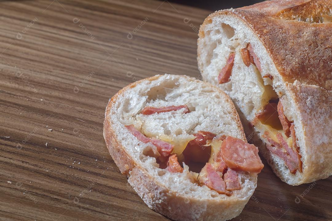 Pão artesanal com fermentação natural recheado com linguiça calabresa Linguiça calabresa e queijo