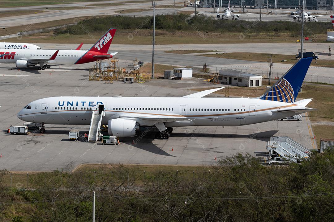 AirBus A320 Blue com piloto acenando na pista do GRU Airport, 17 de julho de 2022, São Paulo, Brasil.