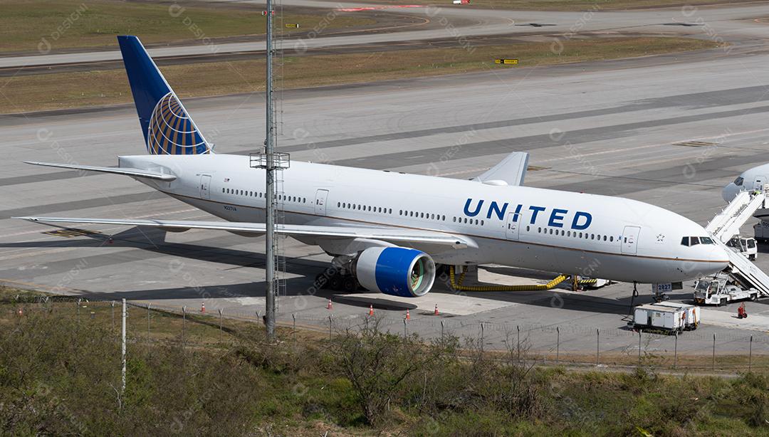 AirBus A320 Blue com piloto acenando na pista do GRU Airport, 17 de julho de 2022, São Paulo, Brasil.