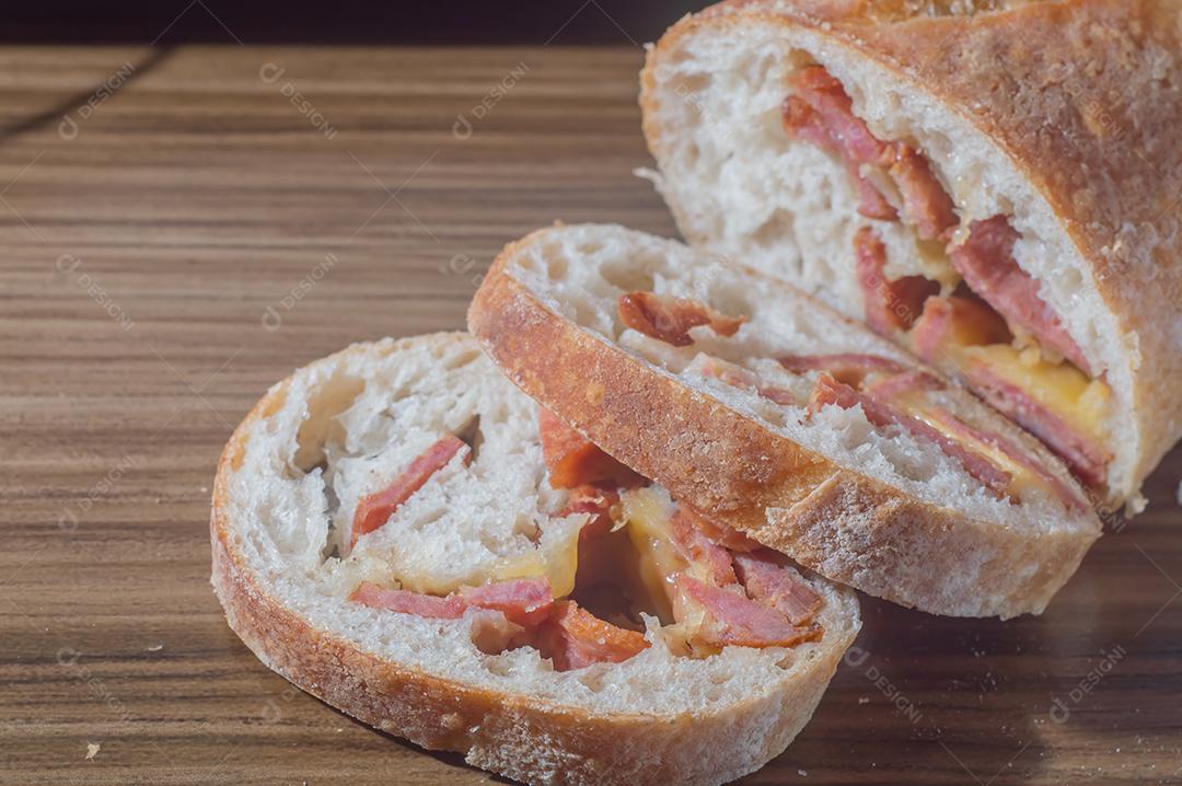 Pão artesanal com fermentação natural recheado com linguiça calabresa Linguiça calabresa e queijo