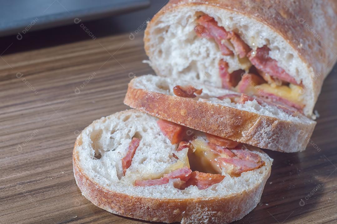 Pão artesanal com fermentação natural recheado com linguiça calabresa Linguiça calabresa e queijo