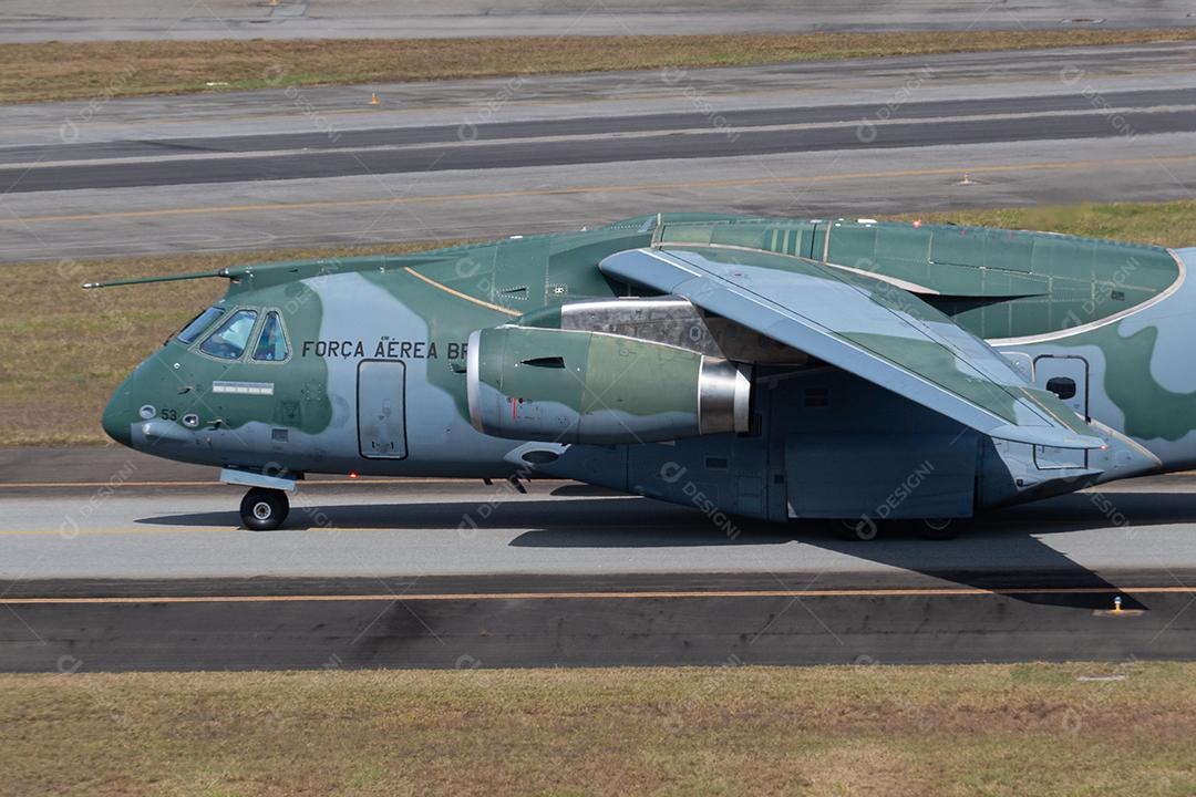 Aeronave militar brasileira KC-390 taxiando para decolar no Aeroporto GRU, 17 de julho de 2022, São Paulo, Brasil.