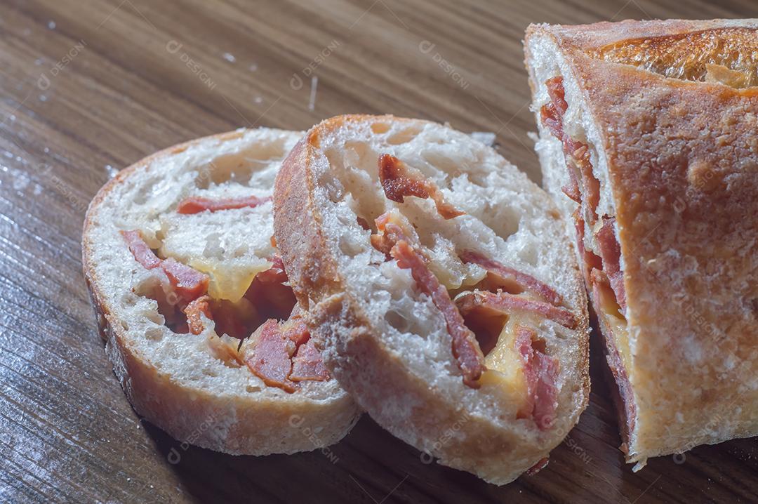 Pão artesanal com fermentação natural recheado com linguiça calabresa Linguiça calabresa e queijo