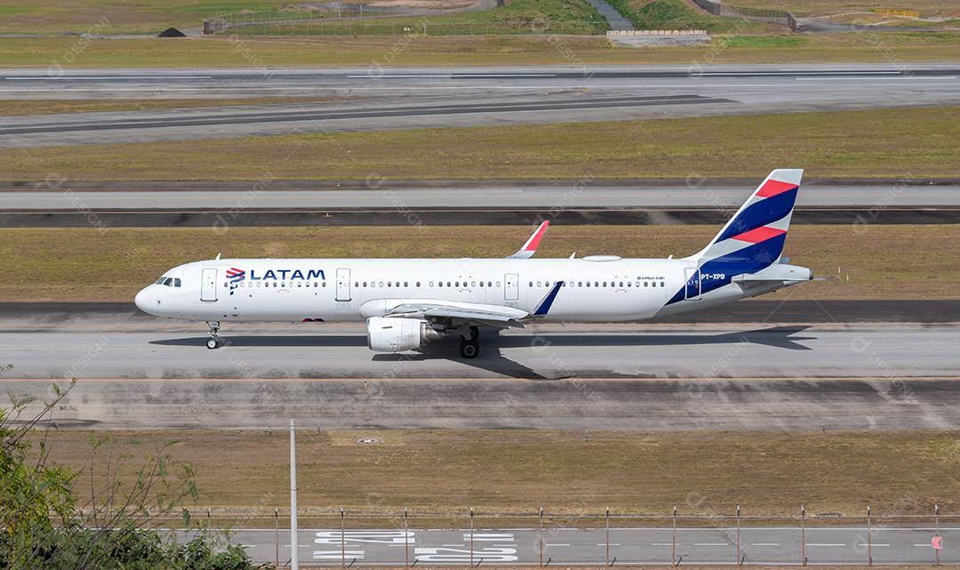 AirBus A321 Latam taxiando para decolar no GRU Airport, 17 de julho de 2022, São Paulo, Brasil.