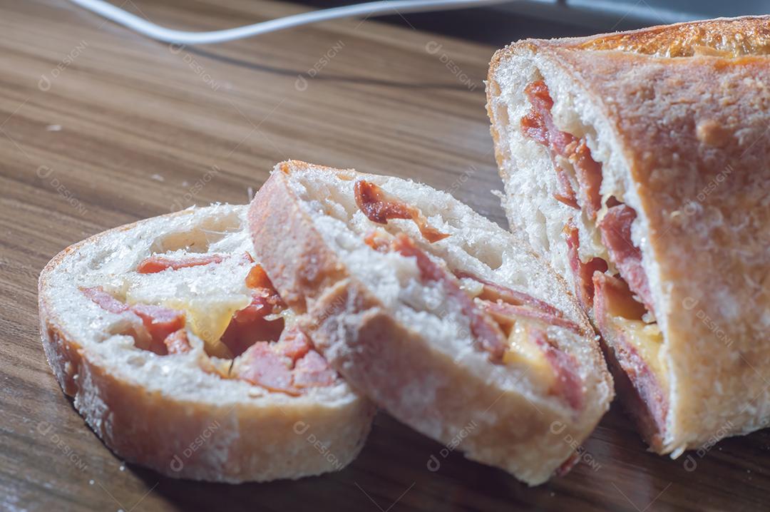 Pão artesanal com fermentação natural recheado com linguiça calabresa Linguiça calabresa e queijo