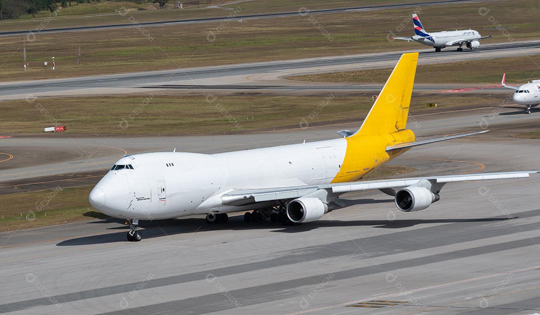 Boeing 747-400 Cargo Atlas Air taxiando para decolar no GRU Airport, 17 de julho de 2022, São Paulo, Brasil.