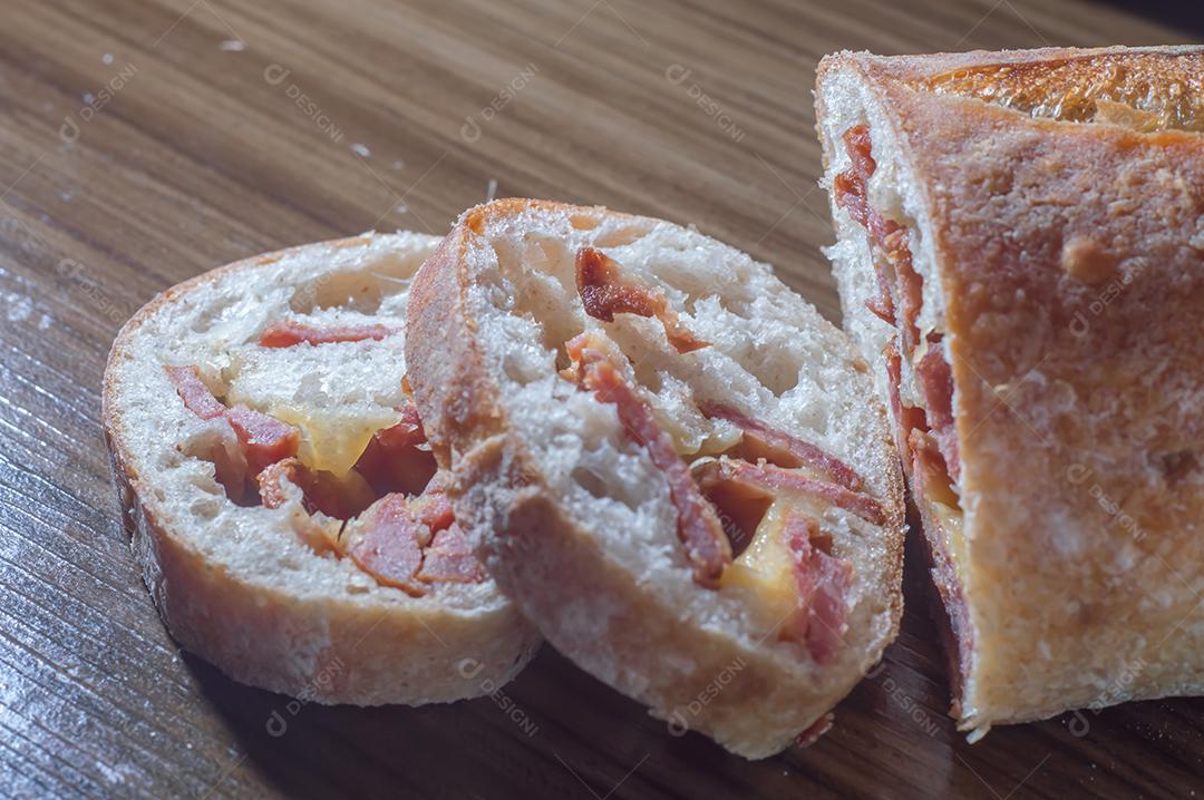 Pão artesanal com fermentação natural recheado com linguiça calabresa Linguiça calabresa e queijo