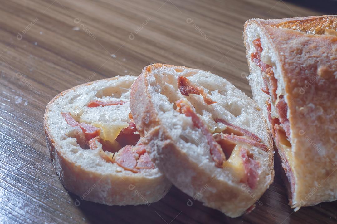 Pão artesanal com fermentação natural recheado com linguiça calabresa Linguiça calabresa e queijo
