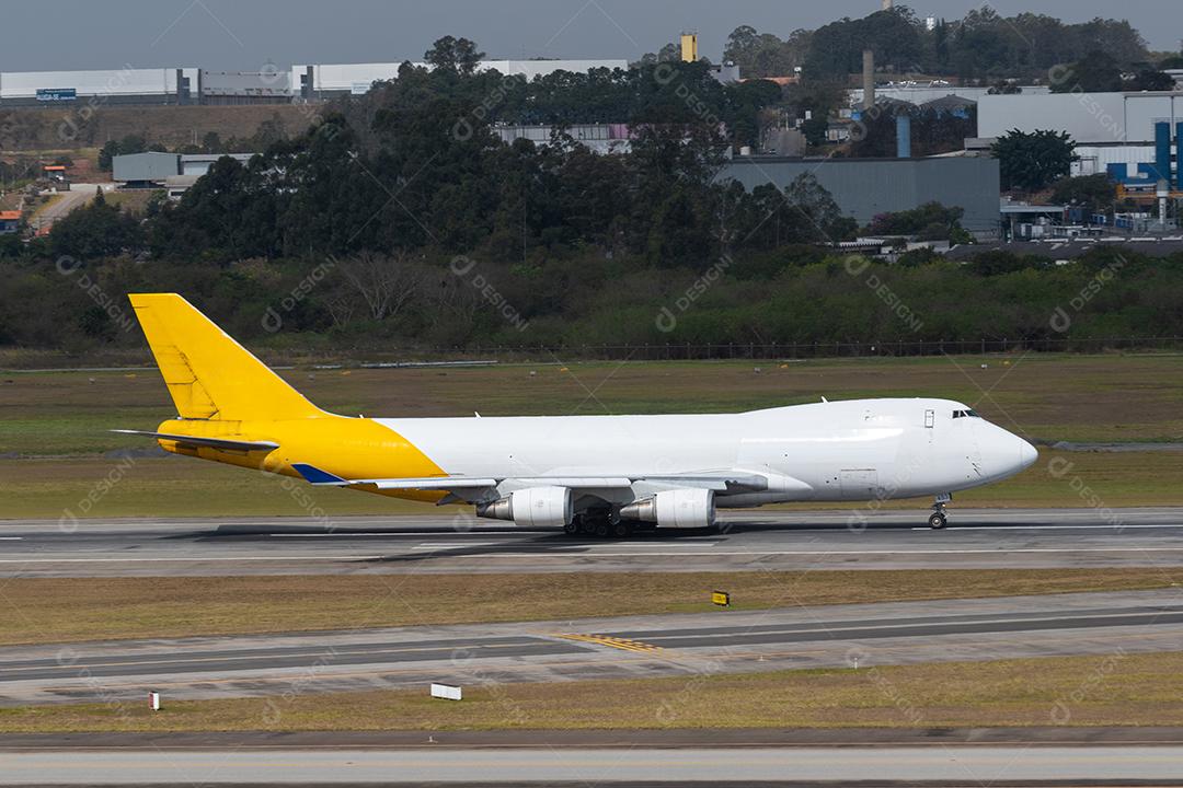 avião de carga taxiando na pista para decolagem