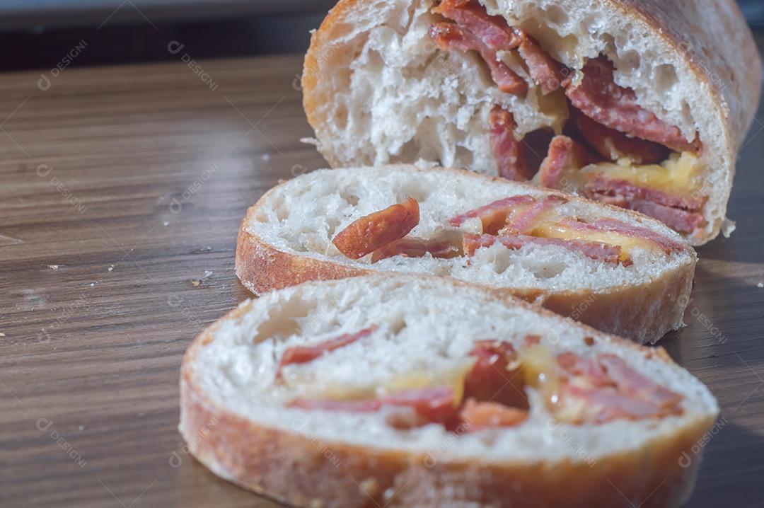 Pão artesanal com fermentação natural recheado com linguiça calabresa Linguiça calabresa e queijo