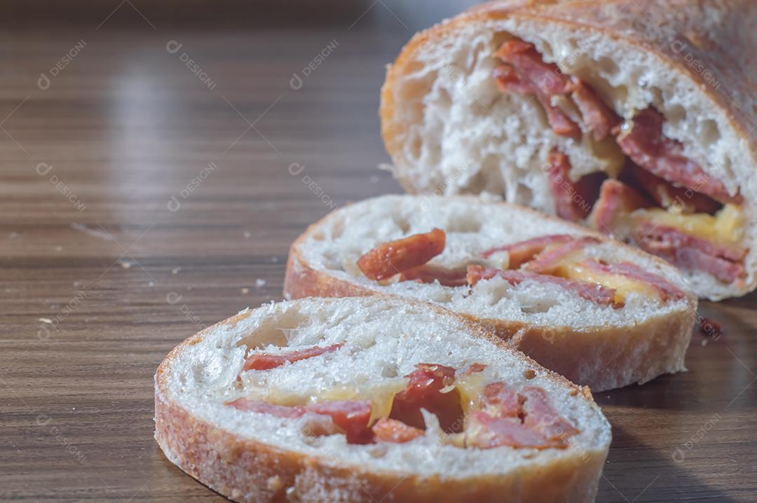 Pão artesanal com fermentação natural recheado com linguiça calabresa Linguiça calabresa e queijo