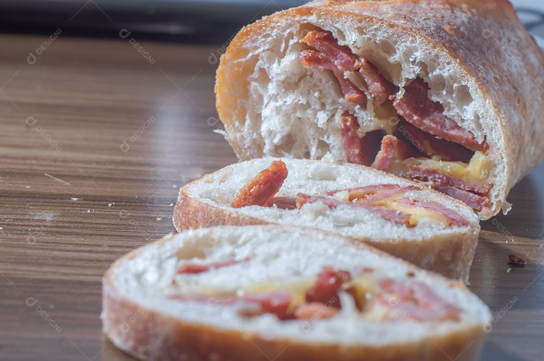 Pão artesanal com fermentação natural recheado com linguiça calabresa Linguiça calabresa e queijo