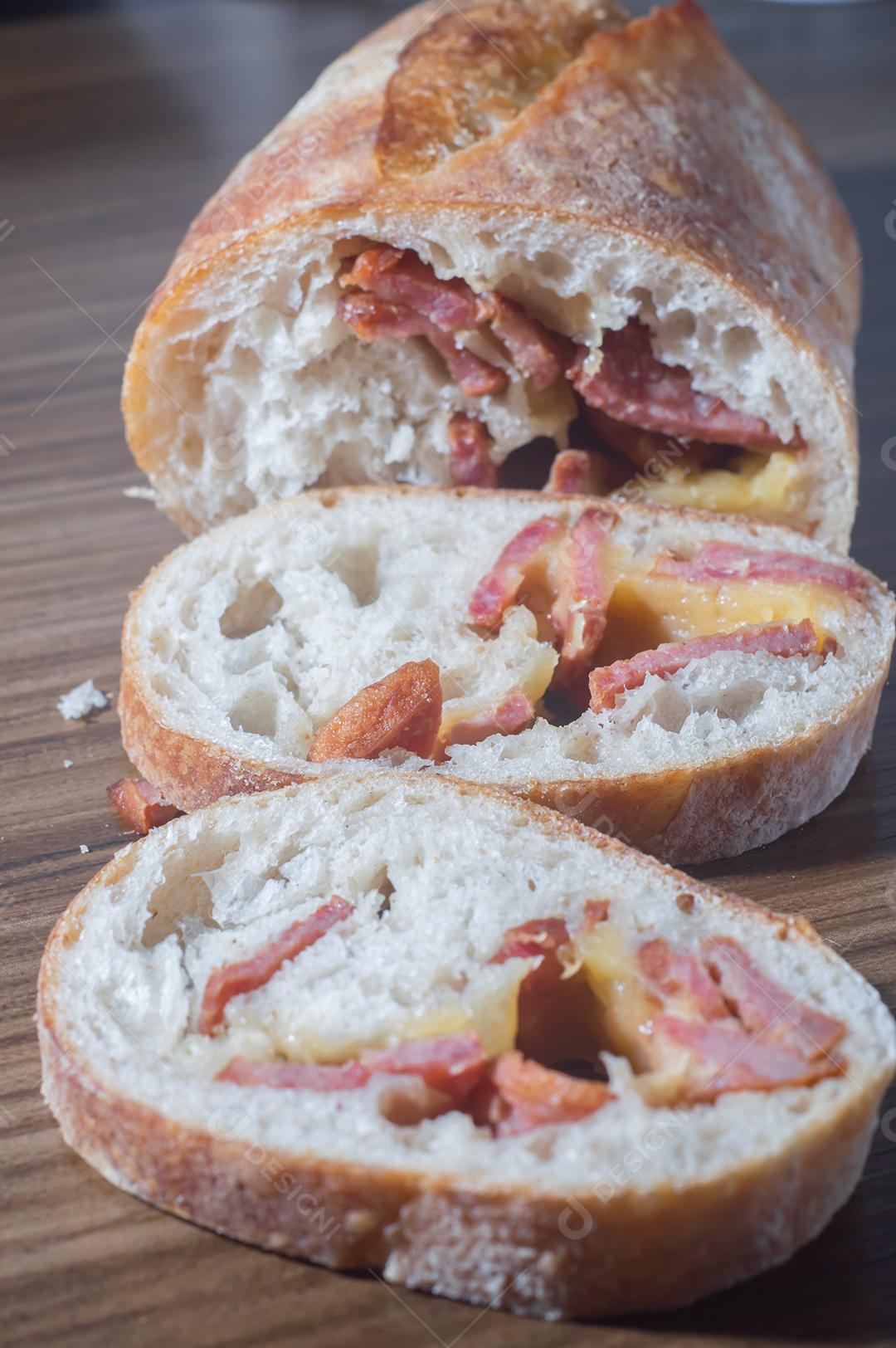 Pão artesanal com fermentação natural recheado com linguiça calabresa Linguiça calabresa e queijo