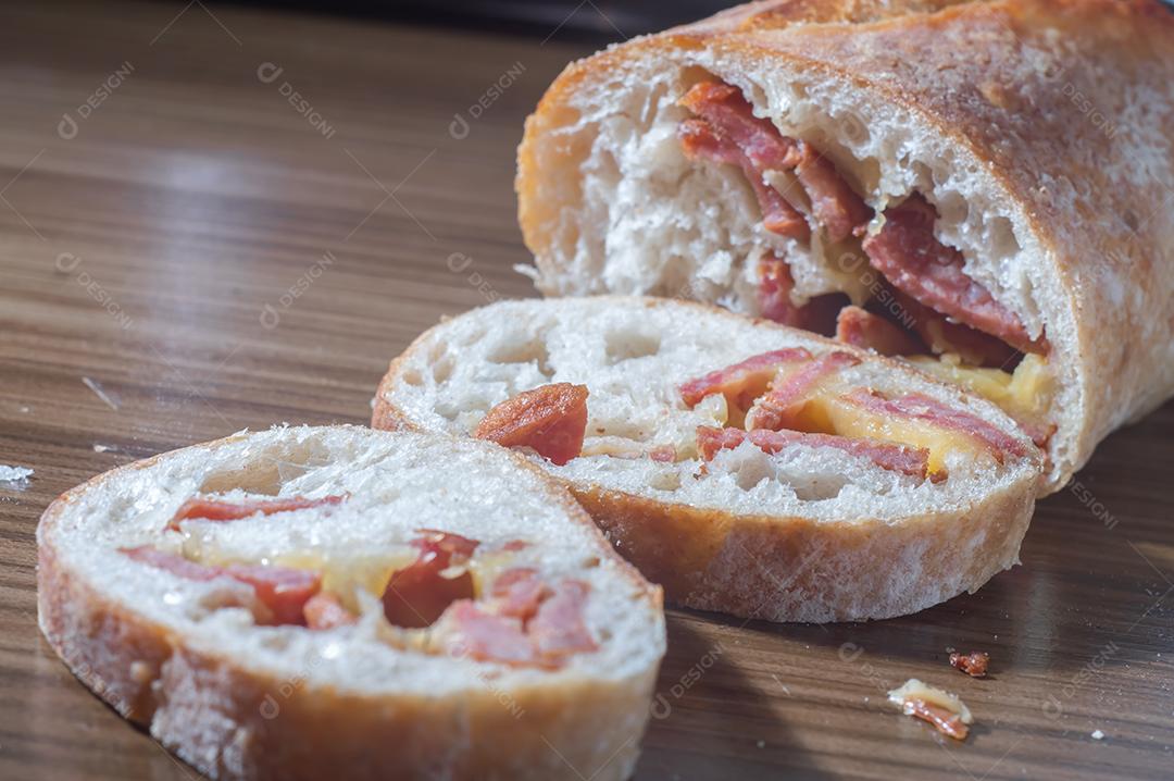 Pão artesanal com fermentação natural recheado com linguiça calabresa Linguiça calabresa e queijo