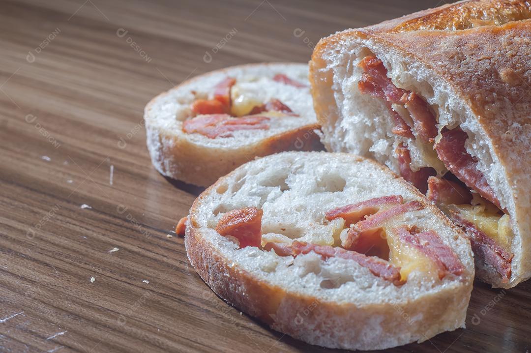 Pão artesanal com fermentação natural recheado com linguiça calabresa Linguiça calabresa e queijo