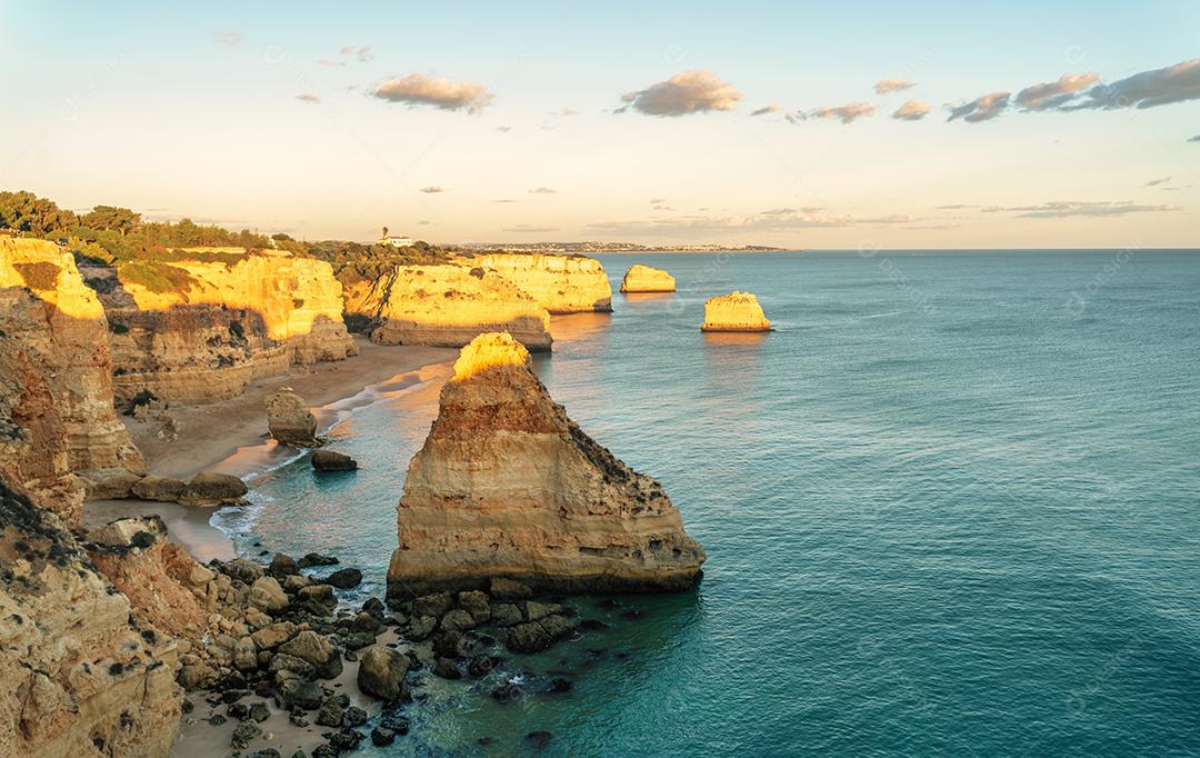 Praia da Marinha - Bela praia Marinha no Algarve, costa atlântica no município de Lagoa, Algarve, Portugal