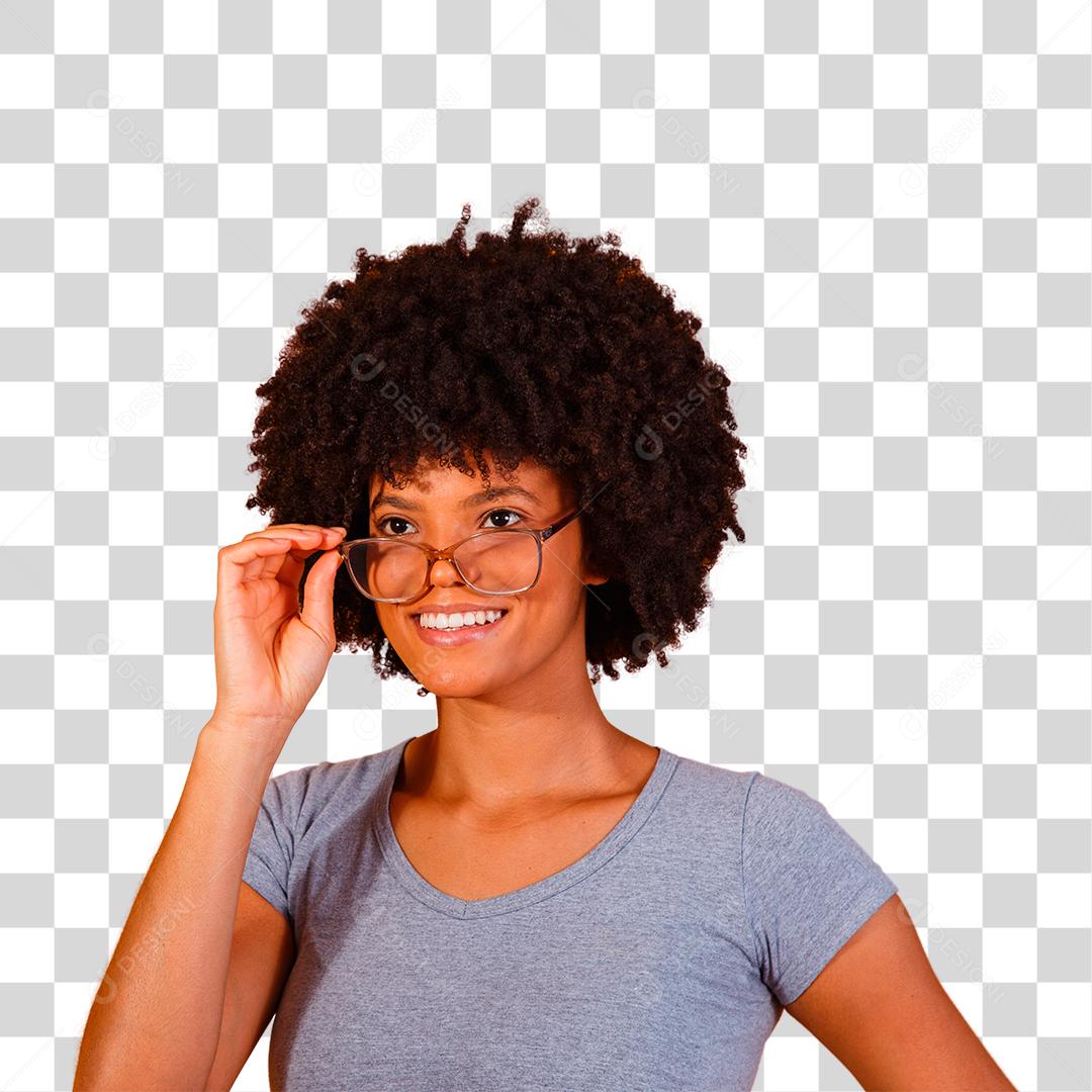 mulher afro com óculos sorrindo para a câmera