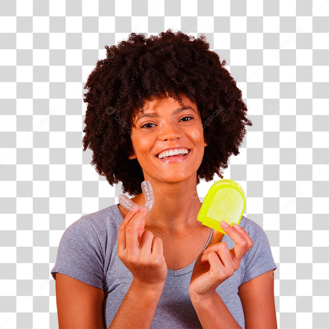 Mulher afro segurando placa de clareamento. Dispositivo invisível.
