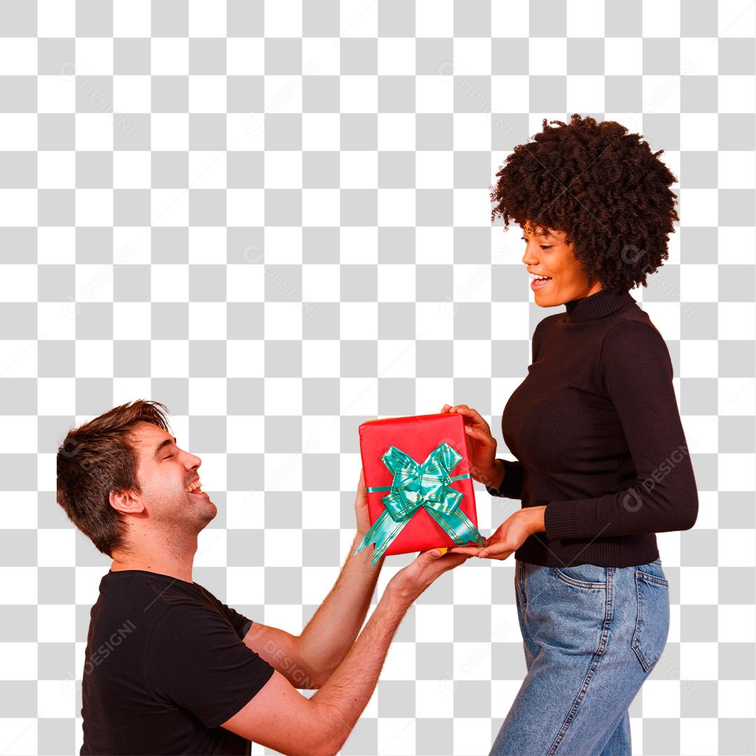 Lindo casal com um presente