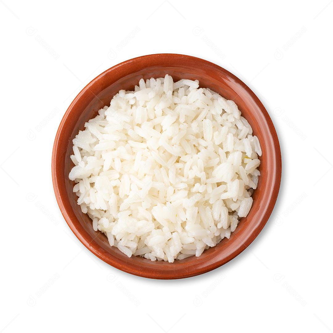 Arroz branco cozido em uma tigela isolada sobre fundo branco.