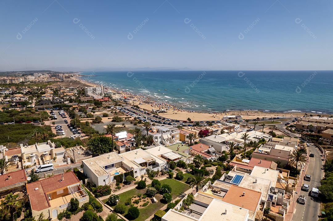 Vista aérea da praia de Torre La Mata, Alicante durante o dia ensolarado de verão. Costa Branca. Espanha. Conceito de viagens e turismo.