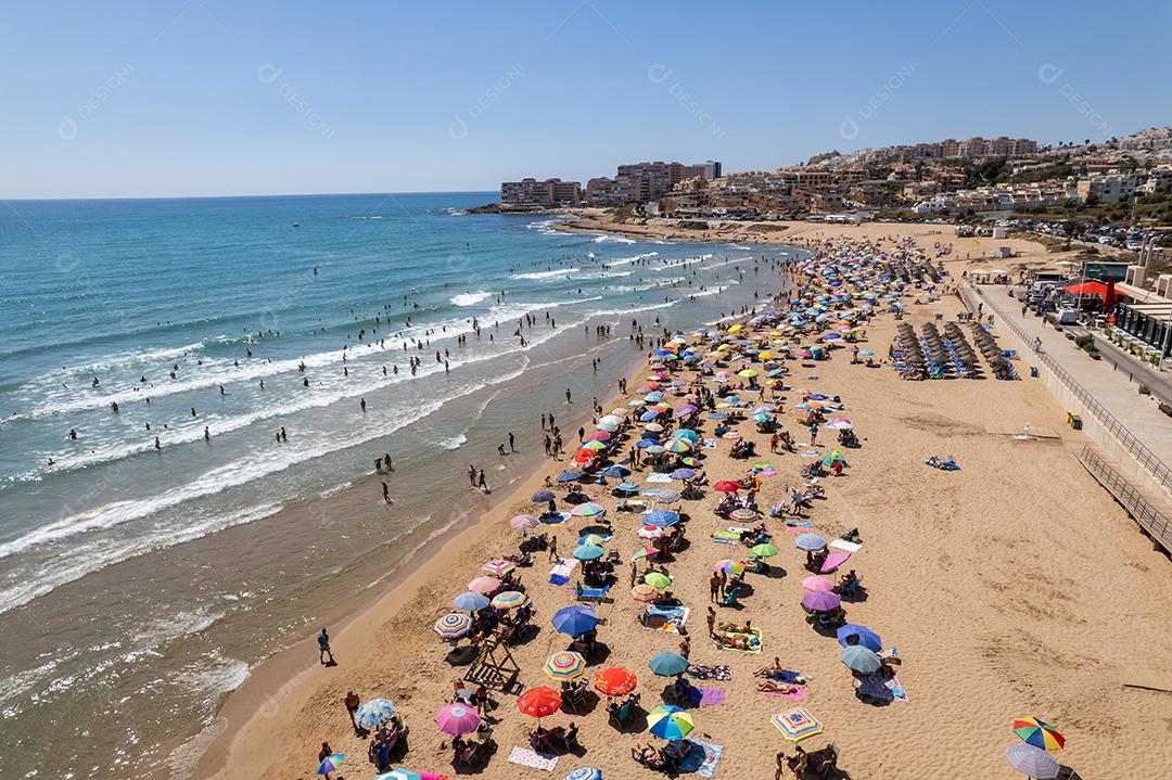 Vista aérea da praia de Torre La Mata, Alicante durante o dia ensolarado de verão. Costa Branca. Espanha. Conceito de viagens e turismo.